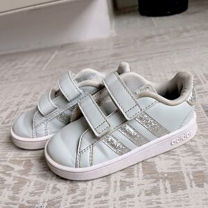 adidas Kids Sneakers in Light Gray and Silver